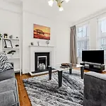 City Escape: Sleek And Comfy 3 Bedroom House W/ Garden