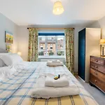 Bright & Cosy Gem ~ Battersea Park View ~ King Bed