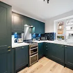 Bright & Cosy Gem ~ Battersea Park View ~ King Bed