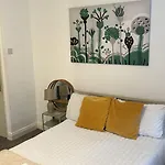 Wandsworth, South London Deluxe King Room 3