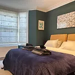 London 2 Bedrooms With Private Garden Apartment Walking Distance To Underground Ideal For Families