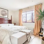 Spring Stays Cosy 2-Bed Residence With Free Parking