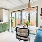 Spring Stays Cosy 2-Bed Residence With Free Parking