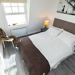 Comfortable 4 Bed Mews Town House Near Hyde Park