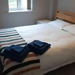 Modern Two Bed Flat In Canada Water Close To Transport