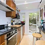 Beautiful 2 Bed/ 2 Bath Notting Hill Garden Flat
