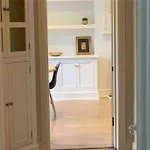 Beautiful 2 Bed/ 2 Bath Notting Hill Garden Flat