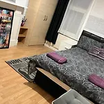 Comfy Rooms. Shared East London Homestay.