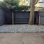 Modern 2 Bed Split Level Maisonette With Parking