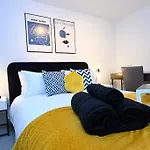 Modern 2 Bed Split Level Maisonette With Parking