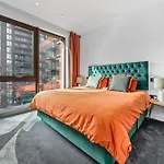 Central London Stay-Fabulous Ultra-Central London Luxury Designer Two Bedroom-Pool-Gym-Full Ac