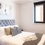 Stunning Views Modern Decor Flat In Kensington