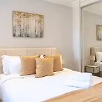 Stunning Views Modern Decor Flat In Kensington