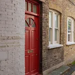 Quaint Mews Home In Chelsea