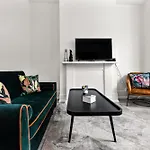 Stylish And Convenient 2Bd Flat W/ Outdoor Space