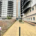 Cozy Apartment In Stratford Next To Abba