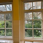 1 Bedroom Apartment In The Heart Of West London