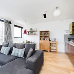 Modern 2 Bed Apartment W Balcony In London