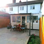 Family House In The Heart Of Hanwell With 5 Stars!