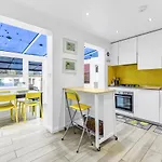 Family House In The Heart Of Hanwell With 5 Stars!