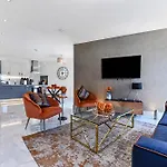 Beautiful, Stylish & Modern - Great For Transport!