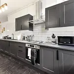Trendy And Eccentric Flat In Hackney