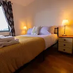 Beautiful And Spacious 2-Bed Apartment In London