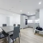 2&3 Bedrooms Near Excel London - Modern Spacious Apartment For Larger Groups