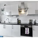 Earth Tones & Greenery: 4Br Flat Sleeps 8