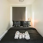 Canary Wharf 2-Bed Luxury Haven