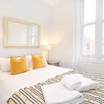 Cosy Kensington Flat, 2 Min To Tube