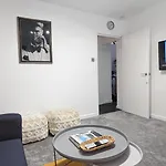Charming & Quaint Old Compton Apartamento - Quiet Guests Only Allowed, No Parties Allowed, Over 25 Years Old Or Families