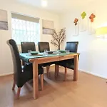 Thames-Border Apartment
