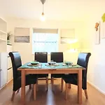 Thames-Border Apartment