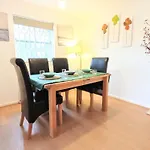 Thames-Border Apartment