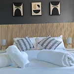 Modern Apartment - Accommodates 6 - Private Parking - 15Min To London Bridge, London Eye And Charing Cross