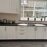 Balham, South London Spacious Guest House 6, 6 Rooms Available