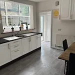 Balham, South London Spacious Guest House 6, 6 Rooms Available