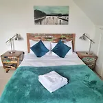 Stylish 2-Bed Flat, Quick Access To London Sights
