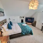 Stylish 2-Bed Flat, Quick Access To London Sights