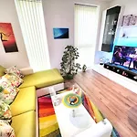 Spacious 2 Bed Flat Next To Elizabeth Line