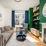 Homely And Stylish Apartment With A Garden In East Finchley