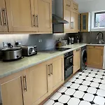 Great 5-Bedroom House In Thornton Road Sleeps 14+