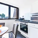 Luxury 3 Bedroom Flat With Balcony In Westbourne Park