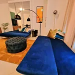 Modern Hyde Park Home With Private Entrance & Private Back Patio Near Bayswater & Paddington Stations