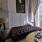 Stunning Hyde Park Home With Private Balcony & Lift Elevator Access