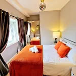 Brilliant 3 Bedroom\'S Apartment In Hyde Park With Elevator - 1 Flight Of Stairs Only