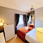 Brilliant 3 Bedroom\'S Apartment In Hyde Park With Elevator - 1 Flight Of Stairs Only