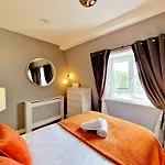 Brilliant 3 Bedroom\'S Apartment In Hyde Park With Elevator - 1 Flight Of Stairs Only