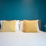 Top Floor Apt - 2 Bed/2 Bath + Private Balcony